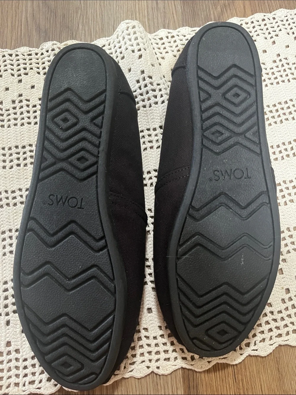 Toms women’s Slip-On Sneakers in Black size 8 NWOB